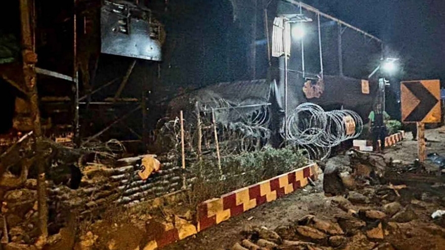 Ô tô gài bom lao vào trạm kiểm soát an ninh Thái Lan